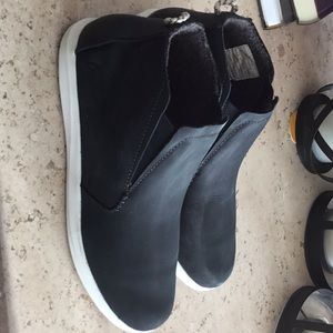 Like new olukai Manu Hope.    Only worn twice.